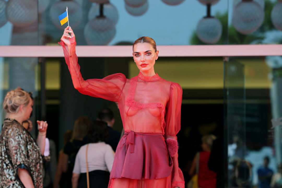 Символизирует окровавленную Украину: Алина Байкова появилась на кинофестивале в ярко-красном платье