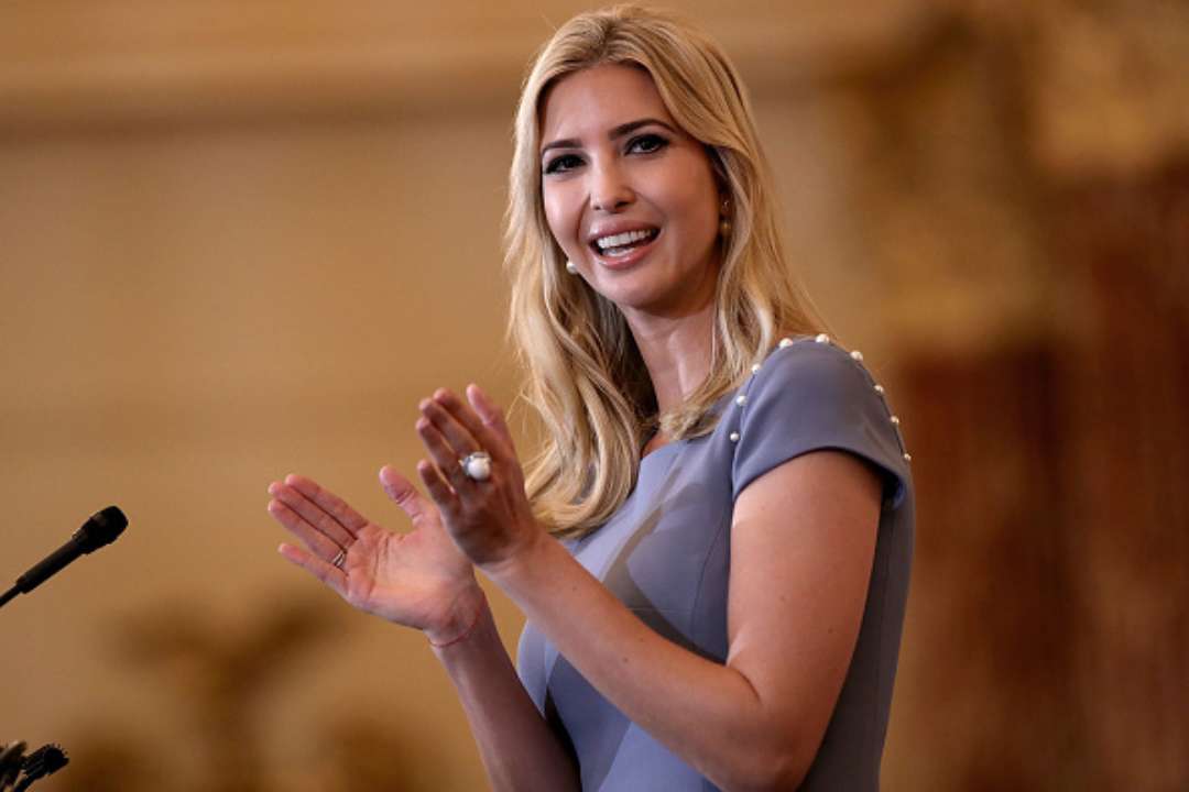 Іванка Трамп продемонструвала струнку фігуру у стильному вбранні/Фото: Win McNamee/Getty Images У приталеній чорній сукні: донька Трампа показала струнку фігуру у стильному вбранні