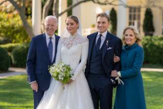 Внучка Джо Байдена вийшла заміж за 25-річного юриста/Фото: Gettyimages У вишуканій довгій сукні: 28-річна онука президента США вийшла заміж