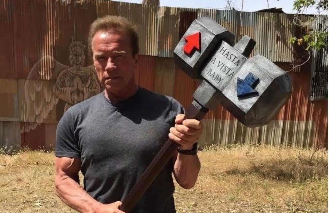 Арнольд Шварценеггер відремонтував побиту дорогу/Фото: schwarzenegger/Instagram Термінатор на дорозі: Арнольд Шварценеггер залатав дірки у асфальті. Відео