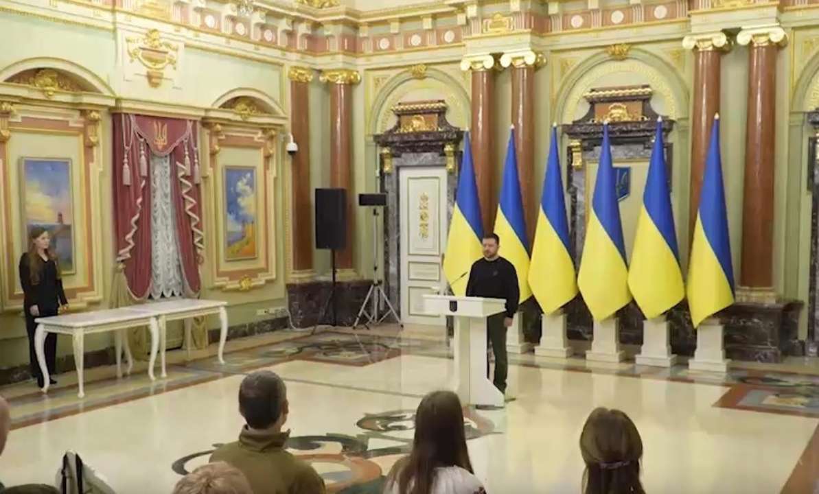 Зеленський вручив сертифікати на житло українським героям / Фото: Скриншот