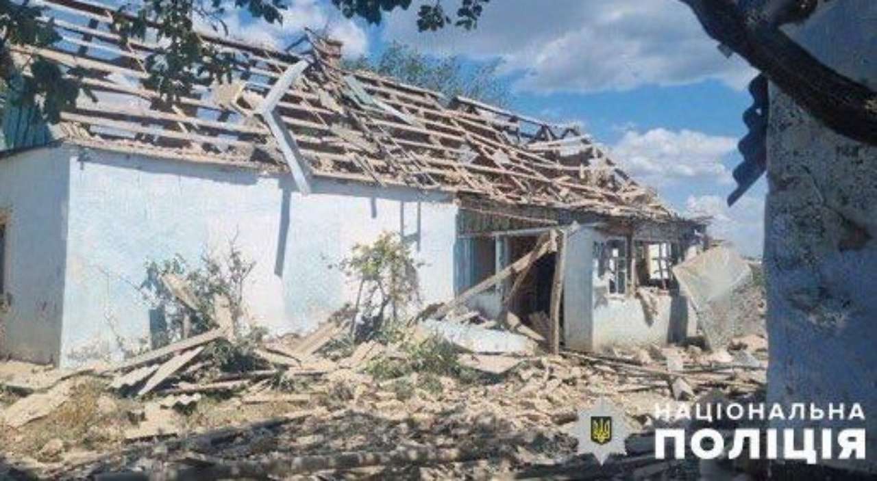 Россияне ударили по Херсону. Фото: ГСЧС обстрелы херсон мвд