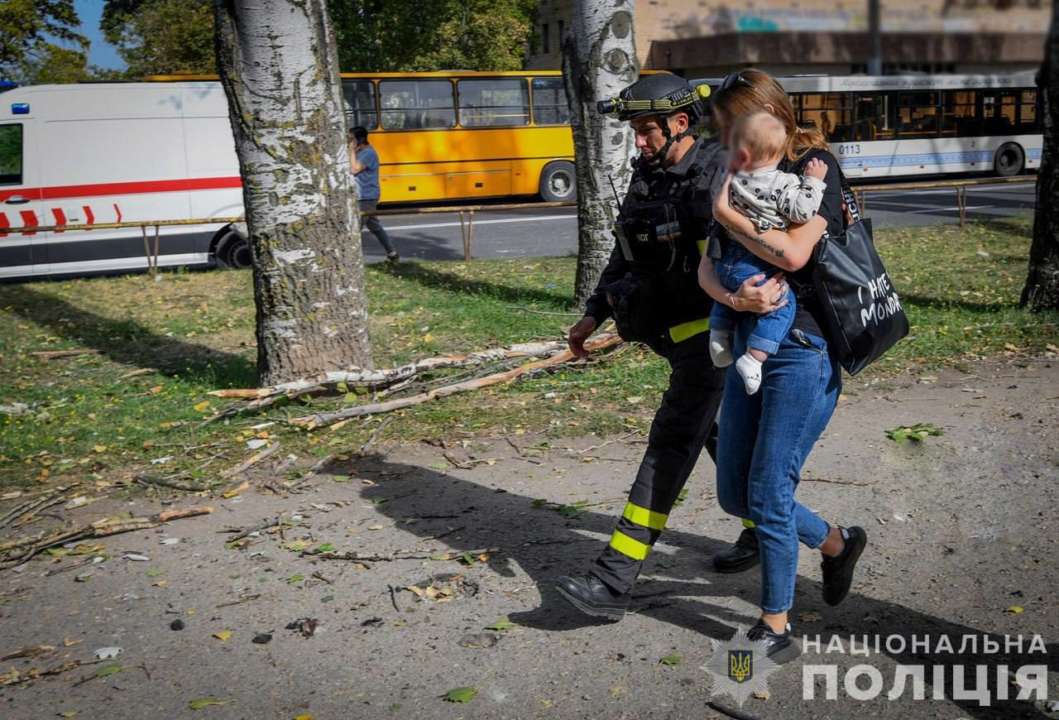 Ворог атакував Запоріжжя авіабомбами: є загиблі / Фото: Національна поліція Ворог атакував Запоріжжя авіабомбами: є загиблі