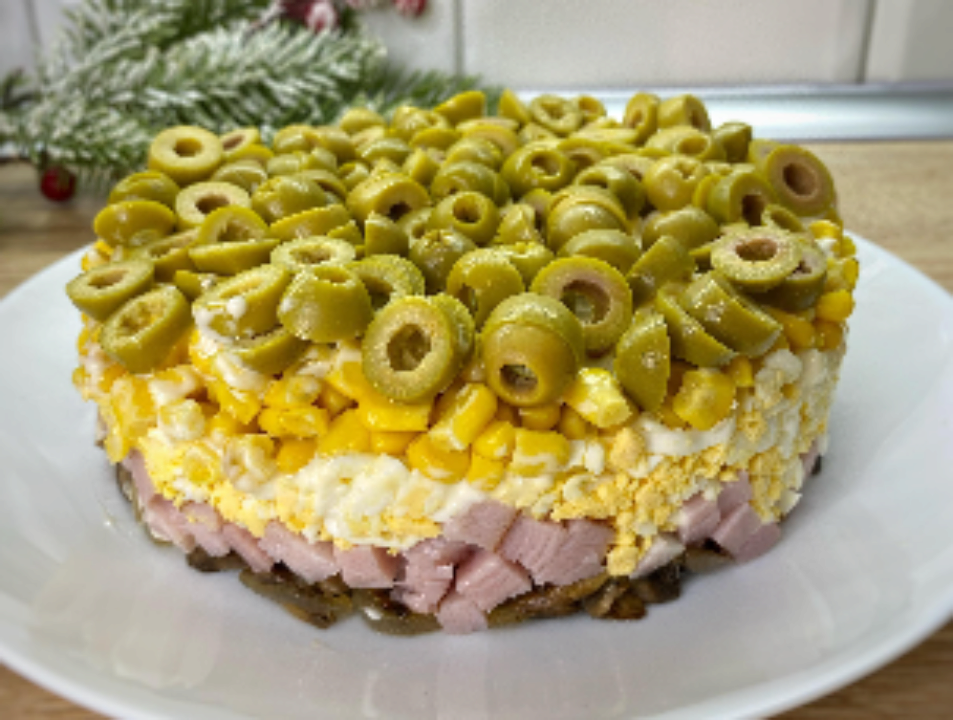 Легкий салат с ветчиной и оливками