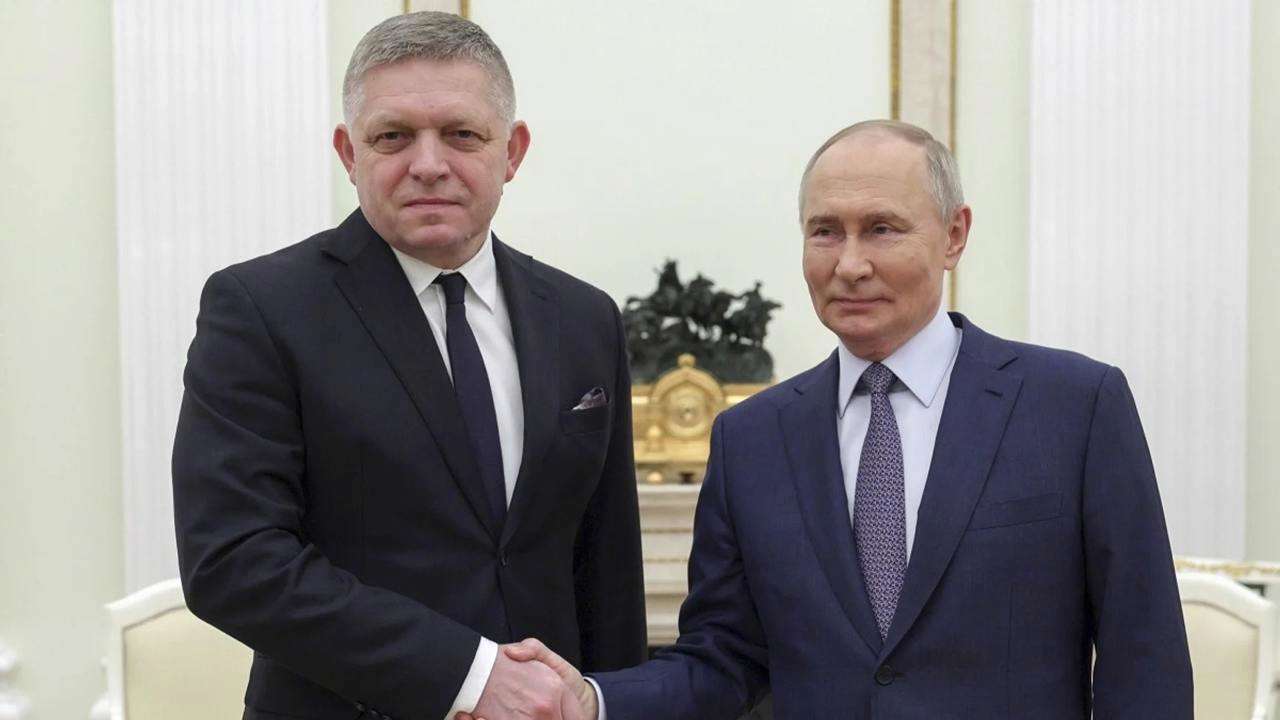 Фото: ТГ-канал hromadske Фіцо розповів, що у кремлі готові й далі постачати газ через Україну, проте на перепоні Зеленський