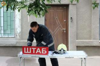 Фото: Главное управление ГСЧС Украины в Одесской области (Facebook) В Одессе двухэтажный дом обрушился на парковку с автомобилями