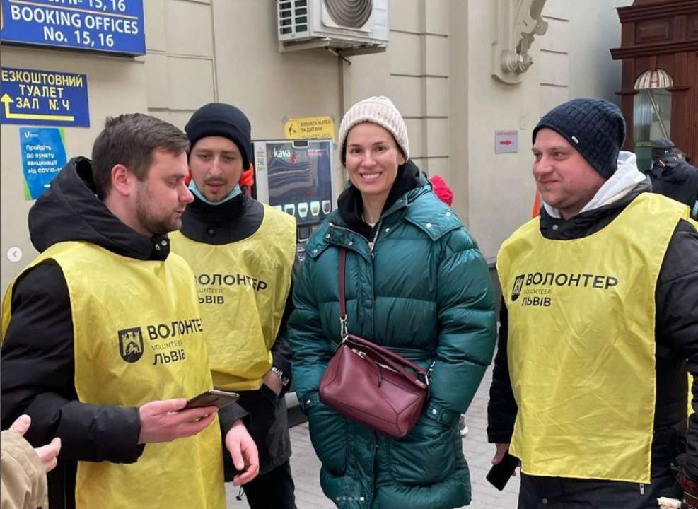 Маша Єфросиніна допомагає біженцям
