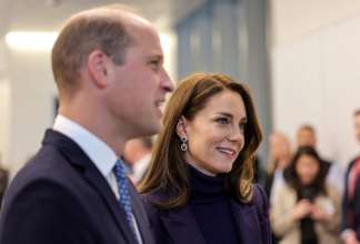 Кейт Миддлтон появилась с Уильямом в мэрии Бостона/Фото: Chris Jackson/Getty Images В новом платье от Burberry и стильном пальто: Кейт Миддлтон появилась с Уильямом в мэрии Бостона