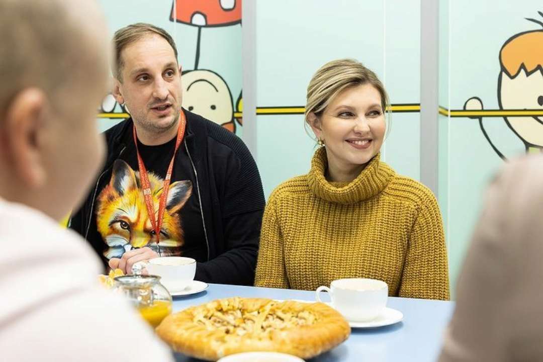 В широких джинсах и горчичном свитере: Зеленская посетила "Охматдет" и почитала детям книгу
