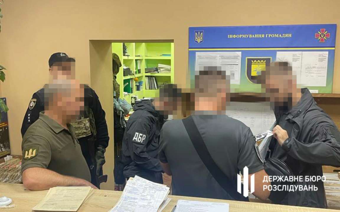 Будут судить работников военкомата, которые за деньги подделывали документы для выезда за границу/Фото: ДРБ