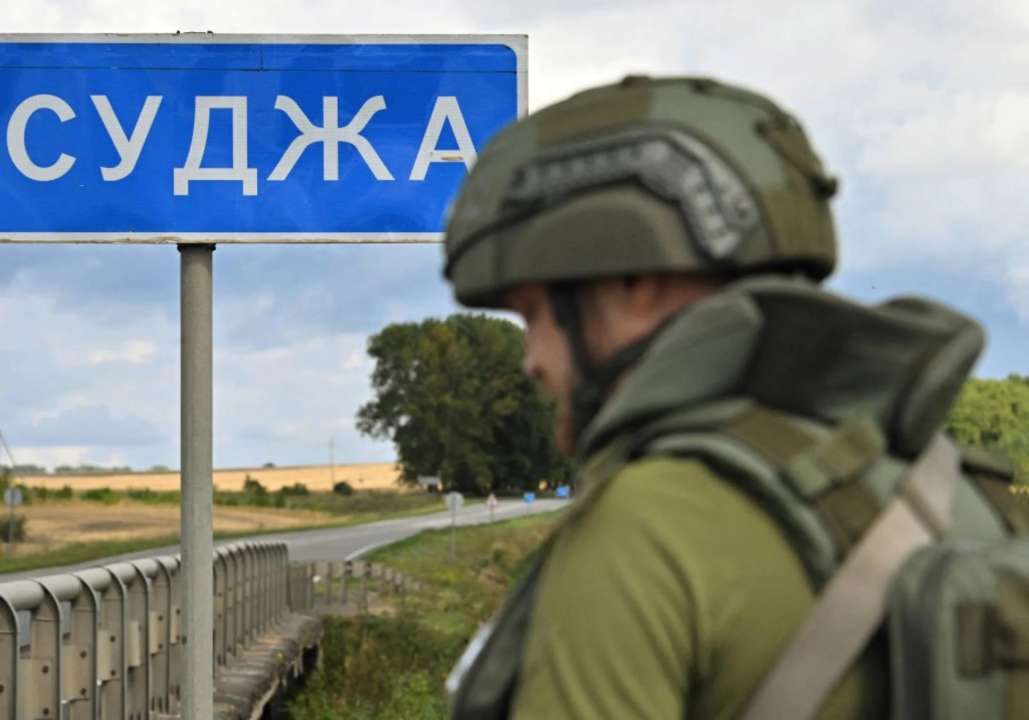 Українські військові знайшли у підвалах Суджі "покинутих" людей / Фото: Getty Images Український військовий в Суджі
