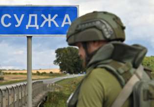 Украинские военные нашли в подвалах Суджи "брошенных" людей / Фото: Getty Images Украинский военный в Судже