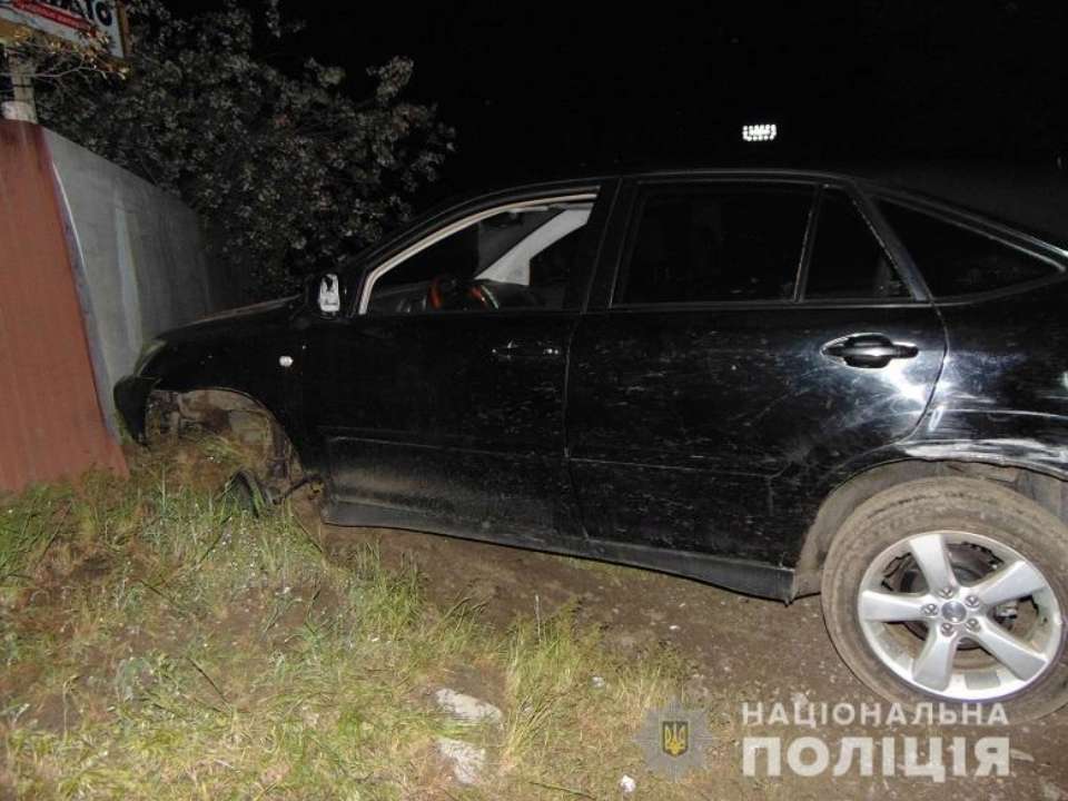Фото: Національна поліція У Києві п'яний працівник СТО потрапив у ДТП на чужому "Лексусі"