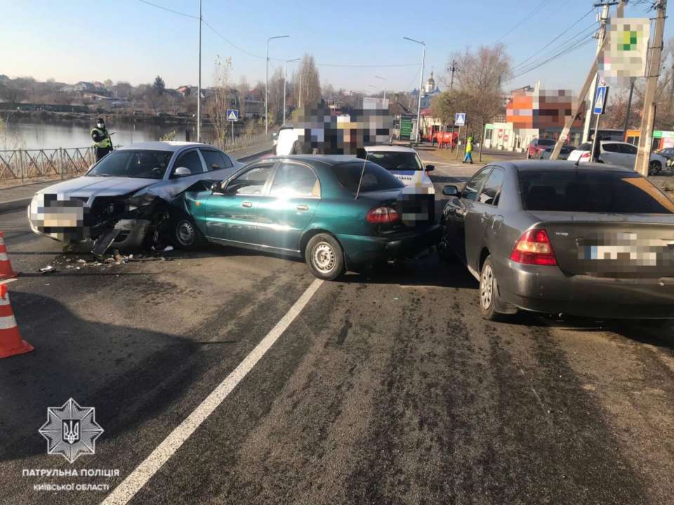 Под Киевом столкнулись Skoda, Toyota и Daewoo / Фото: ГУНП Под Киевом столкнулись Skoda, Toyota и Daewoo / Фото: ГУНП