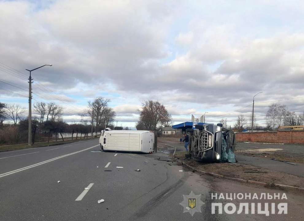 В Житомирской области водитель Opel Vivaro врезался в Mercedes Sprinter / Фото: Нацполиция