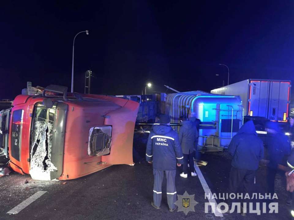В Харькове грузовик раздавил машину такси с людьми