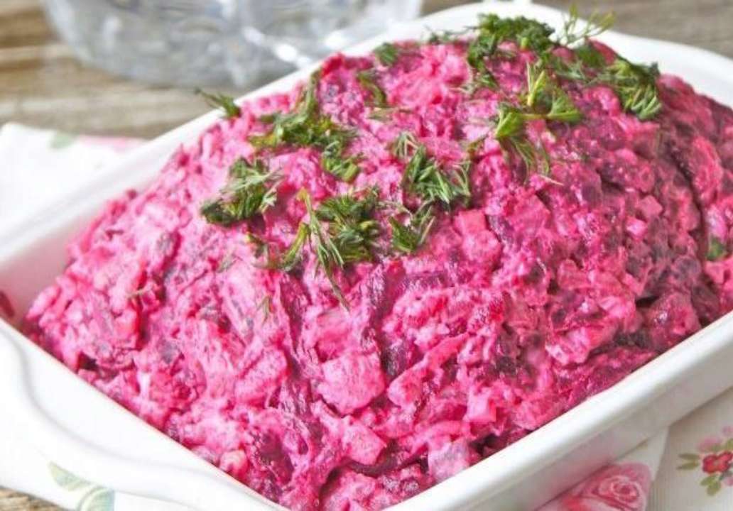 Новый вкус классического салата: рецепт селедки под шубой с плавленым сыром