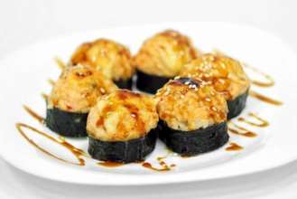 видеорецепт запеченных роллов в домашних условиях/Фото: poradumo.com.ua Вкусно и оригинально: видеорецепт запеченных роллов в домашних условиях