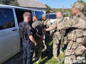 Полицейские задержали вооруженного мужчину, который стрелял по людям В Тернопольской области мужчина стрелял по людям: его задержали