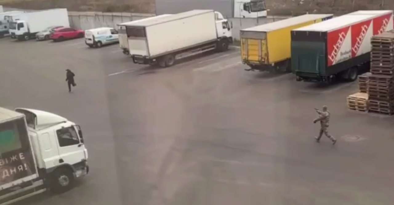 В соцмережах з'явилося відео, на якому чоловік у формі стріляв у людину. Під відео було опубліковано коментар про те, що це представник ТЦК стріляє в чоловіка В соцмережах з'явилося відео, на якому чоловік у формі стріляв у людину. Під відео було опубліковано коментар про те, що це представник ТЦК стріляє в чоловіка