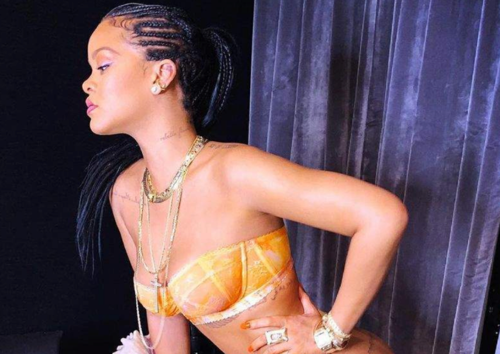 instagram.com/badgalriri Рианна засветила пышную грудь в прозрачном белье