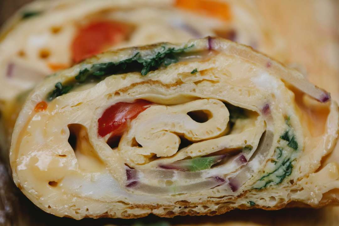 Яичные рулеты с ветчиной: вкусный и сытный завтрак за считанные минуты