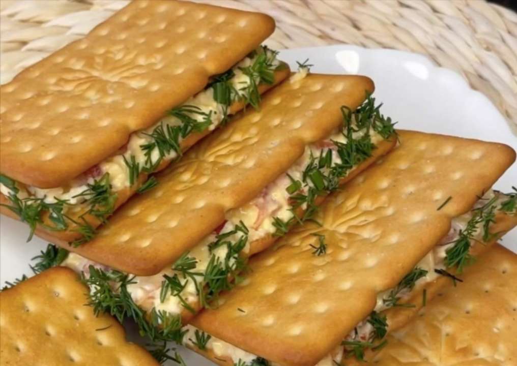 Простий рецепт новорічної закуски з крекером / Фото: instagram.com/vistovska_cooking Простий рецепт новорічної закуски з крекером / Фото: instagram.com/vistovska_cooking
