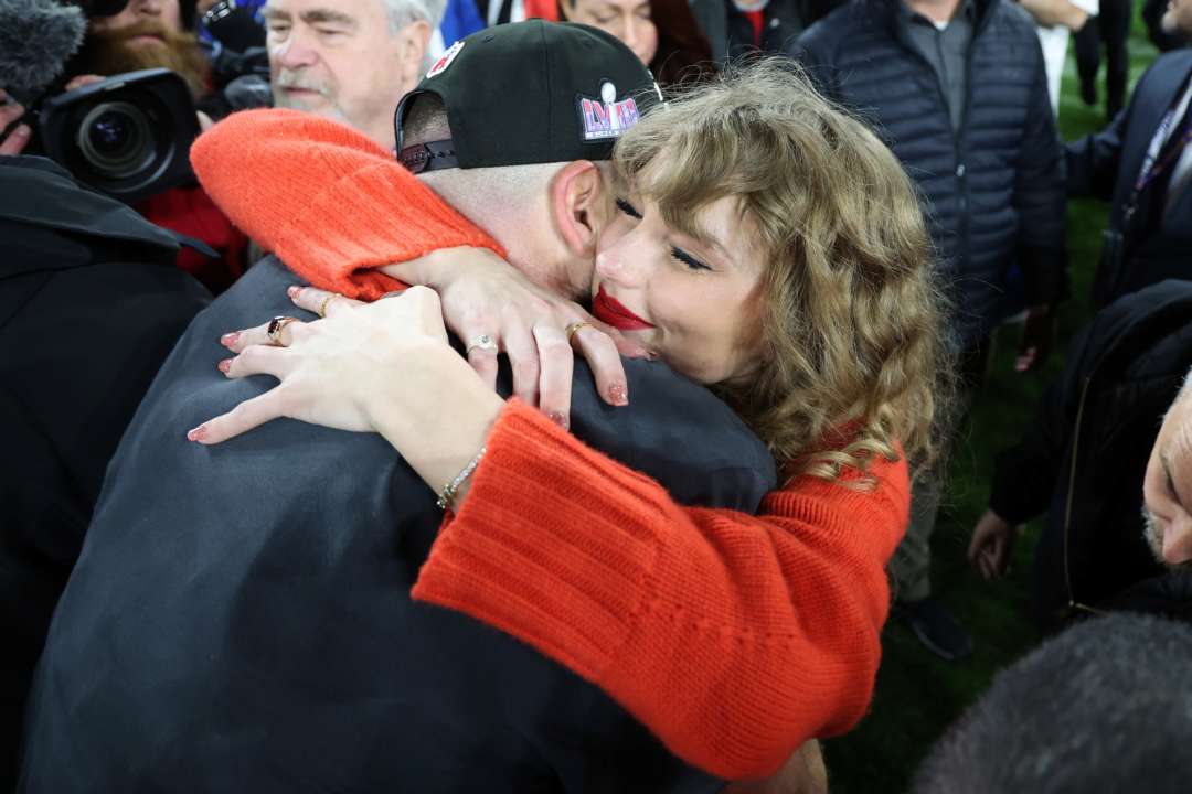 Тейлор Свіфт поцілувала Тревіса Келсі / Фото: Rob Carr/Getty Images Пристрасний поцілунок після перемоги: Тейлор Свіфт привітала свого коханого з успішною грою. Відео