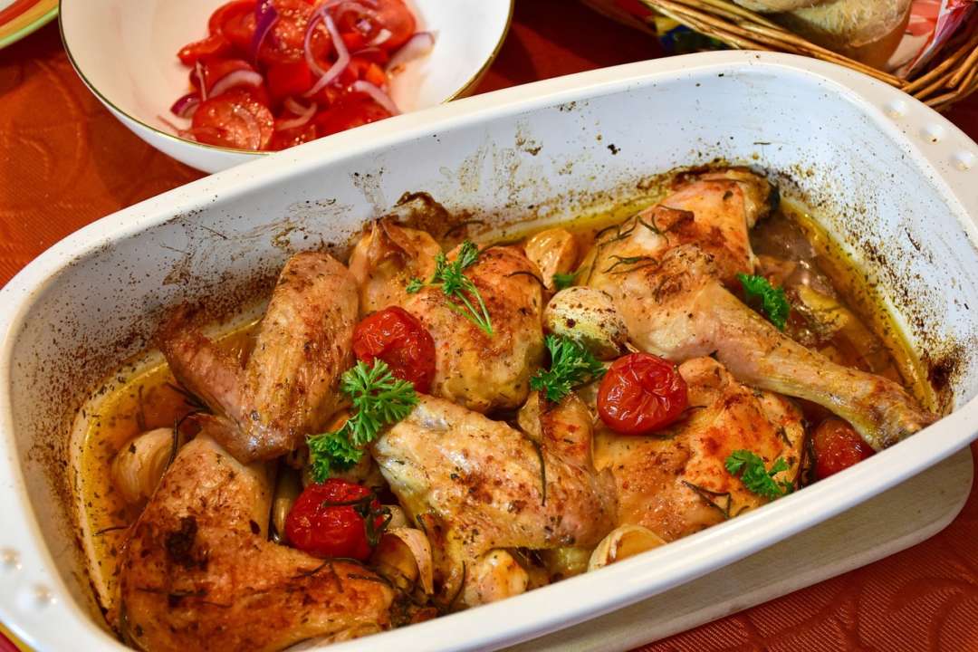 Настоящая вкуснятина: рецепт курицы, запеченной с лимоном и травами