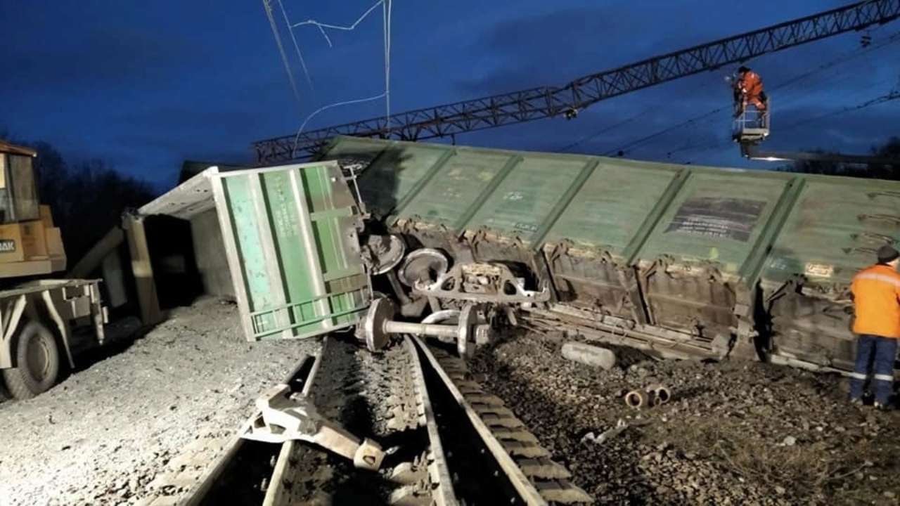 В Днепропетровской области поезд сошел с рельсов. Фото В Днепропетровской области поезд сошел с рельсов. Фото