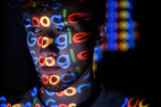 Материнская компания Google достигла рекордной отметки в $2 триллиона/Фото: Leon Neal/Getty Images Третья после Apple и Microsoft: стоимость материнской компании Google выросла до отметки в $2 трлн