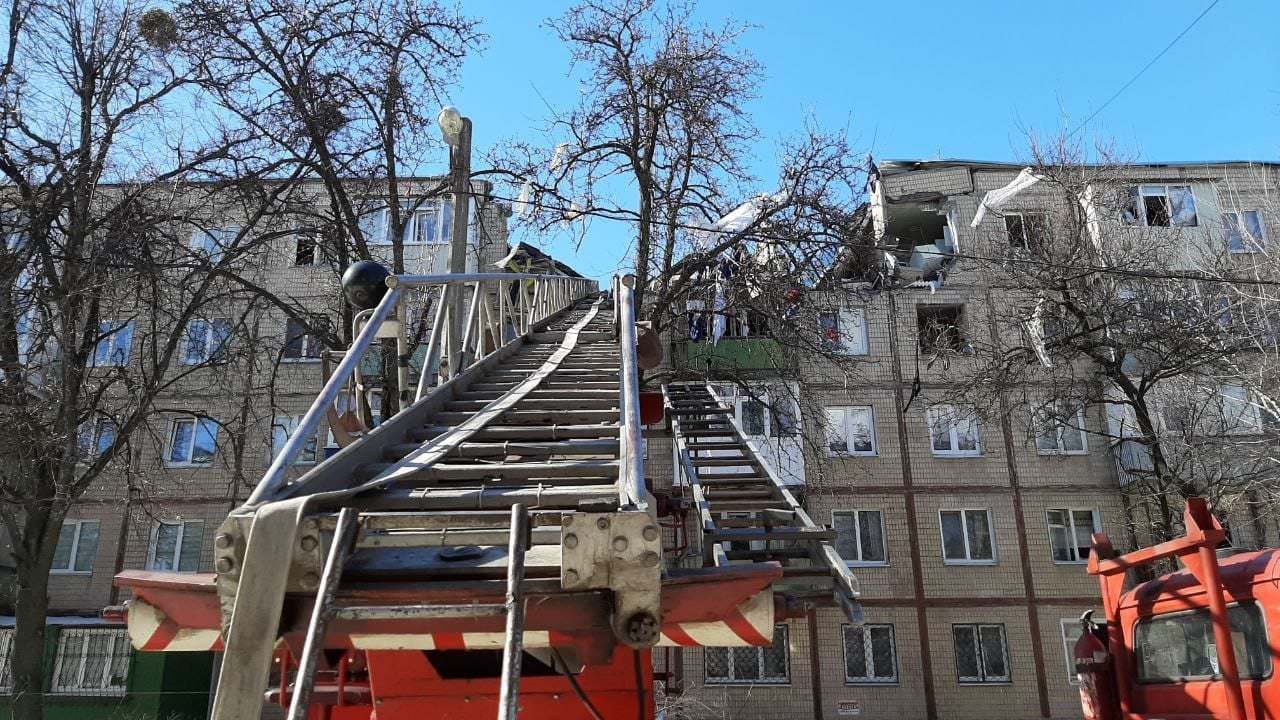 Оккупанты обстреляли в Харькове пятиэтажные жилые дома/Фото: ГСЧС Украины Оккупанты нанесли удар по жилым домам в Харькове. Фото