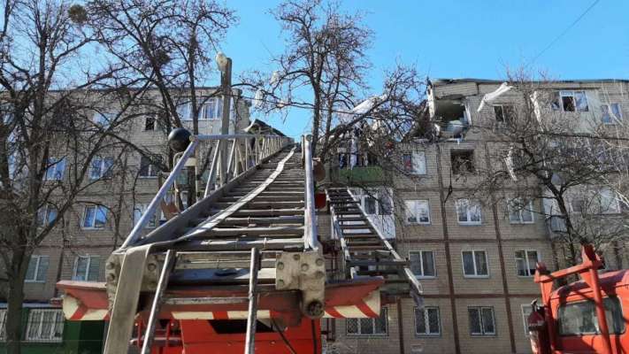 Окупанти обстріляли у Харкові п'ятиповерхові житлові будинки/Фото: ДСНС України Окупанти завдали удару по житлових будинках у Харкові. Фото