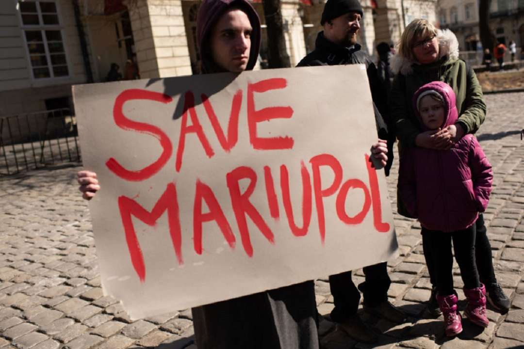 В Мариуполе разбомбили здание школы искусств с людьми внутри