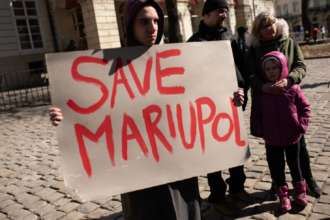 В Мариуполе разбомбили здание школы искусств с людьми внутри/Фото: Getty Images В Мариуполе разбомбили здание школы искусств с людьми внутри