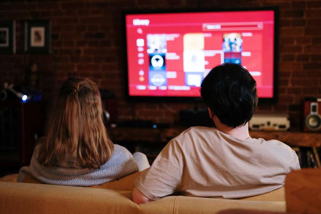 Усі канали повинні об'єднатися та транслювати марафон. Фото: Pexels/Автор- Cottonbro РНБО наказав усім каналам транслювати марафон