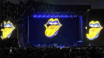 The Rolling Stones та Guns N' Roses показали український прапор під час виступу/Фото: фото із соцмереж The Rolling Stones