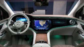 Mercedes-Benz представила мощный электрокар с огромным запасом хода/Фото: Daimler EQE SUV