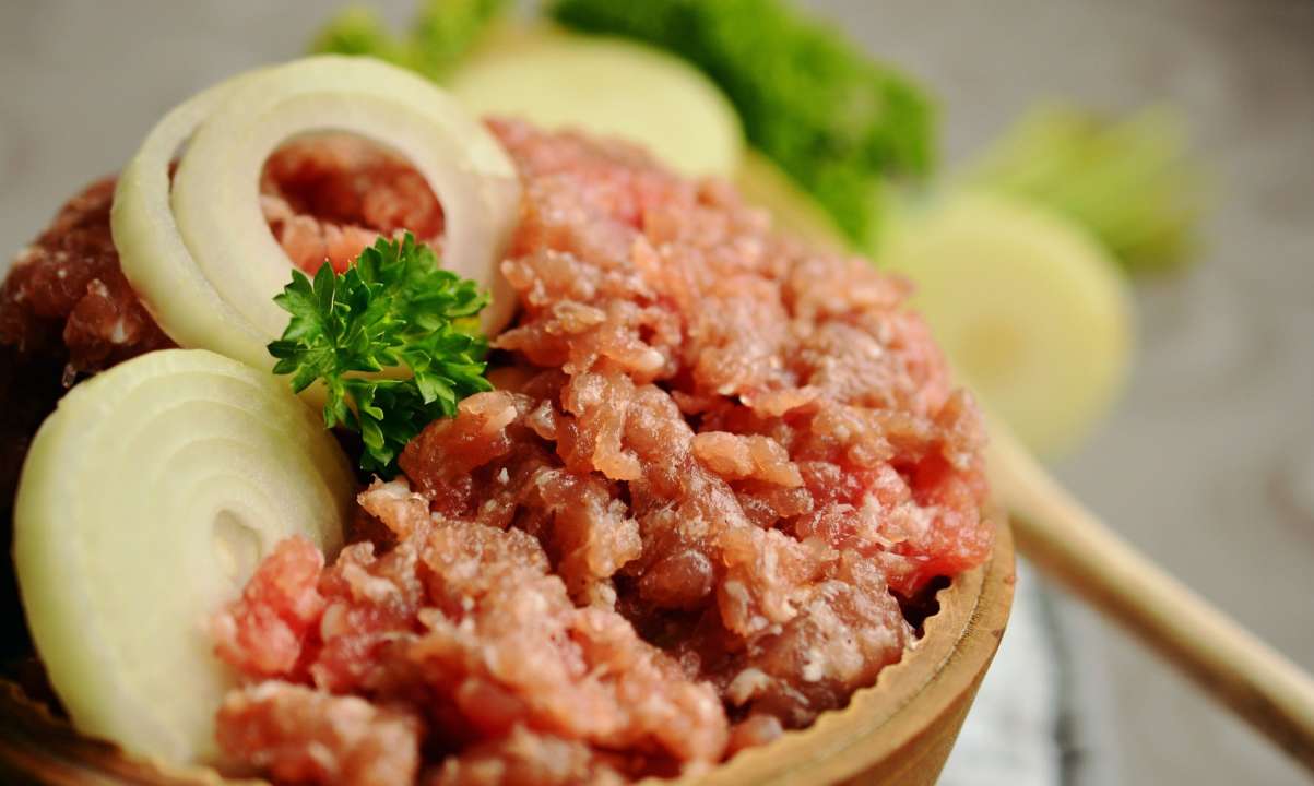 Один обычный ингредиент сделает мясной фарш нежным и пышным