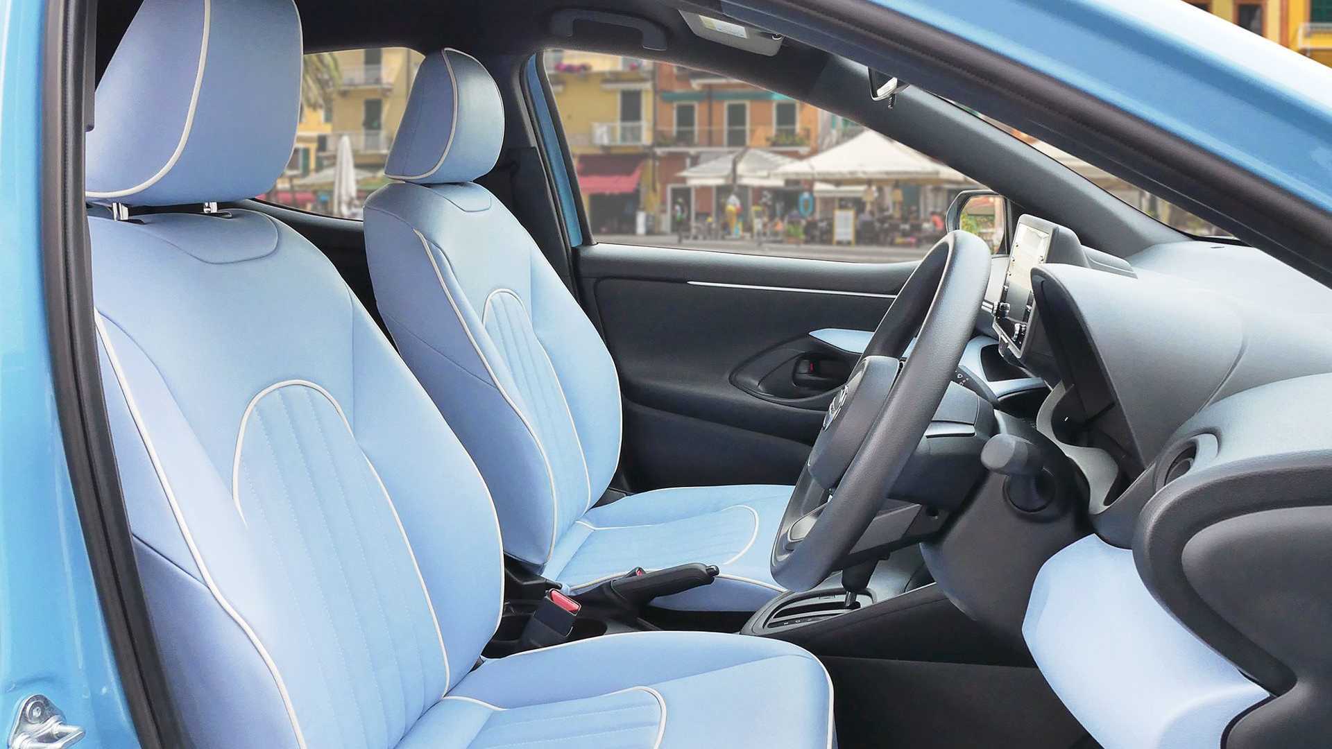 Mitsuoka Viewt на базе Yaris/Фото: Mitsuoka Jaguar mark 2 после бабушкиных пирожков: японский бренд Mitsuoka представил хэтчбек в стиле ретро