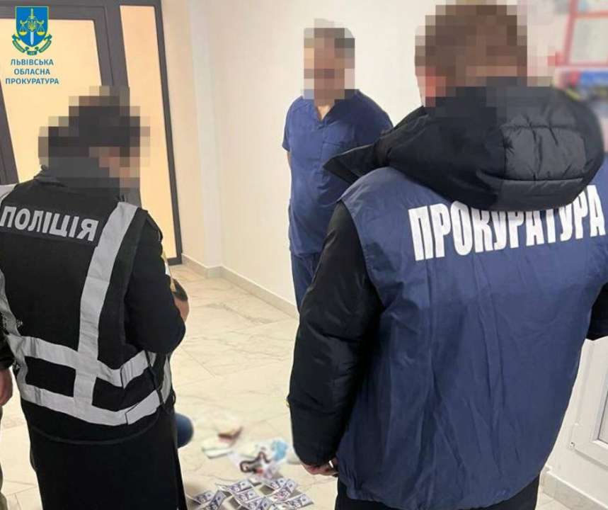 У Львові лікаря підозрюють в отриманні 2 тисяч доларів за фіктивний діагноз для військовозобов'язаного / Фото: t.me/lvivoblprok У Львові лікаря підозрюють в отриманні 2 тисяч доларів за фіктивний діагноз для військовозобов'язаного / Фото: t.me/lvivoblprok