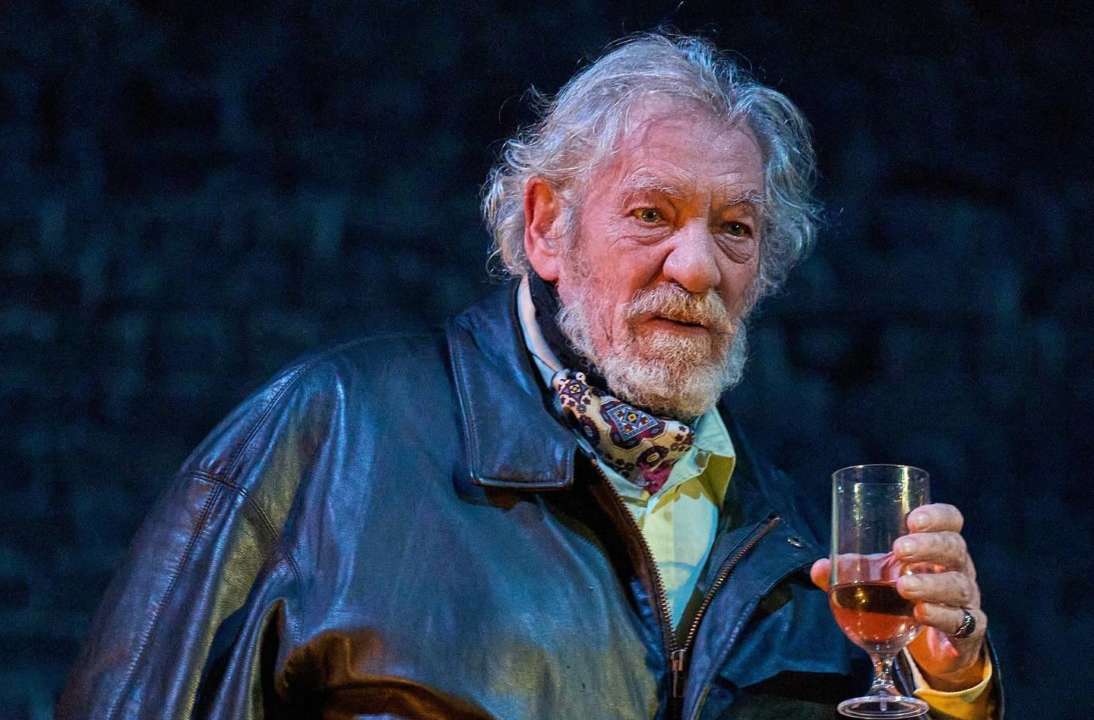 Ієн Мак-Келлен у театрі / Фото: instagram.com/ianmckellen Гендальфу вдалося втекти від орків, але не від гравітації