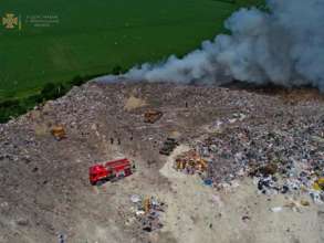 Фото: ГСЧС Спасатели вторые сутки борются с пожаром на свалке в Тернопольской области. Фото