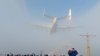 В Польше самолет Ан-225 "Мрия" пролетел над толпой зрителей/Фото: скриншот из видео Ан-225 "Мрия"