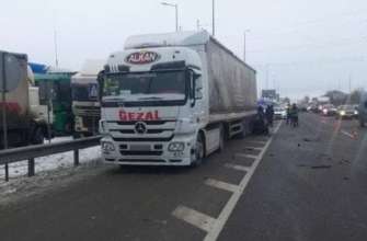 Фото: Поліція Києва У Київській області легковик врізався у вантажівку