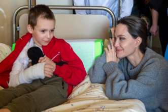 Анджелина Джоли пообщалась во Львовской больнице с детьми/Фото: Facebook Анджелина Джоли пообщалась во Львовской больнице с детьми/Фото: Facebook