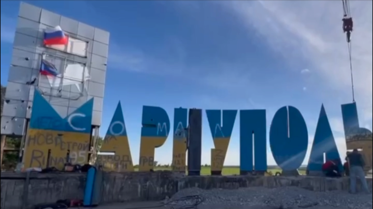 Росіяни "оновили" стелу на в'їзді до Маріуполя/Фото: кадр з відео Стела
