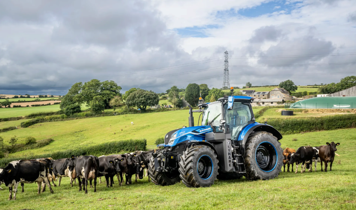 New Holland работает над системой, которая позволит заправлять тракторы коровьим калом/Фото: New Holland Трактор New Holland, работающий на метане