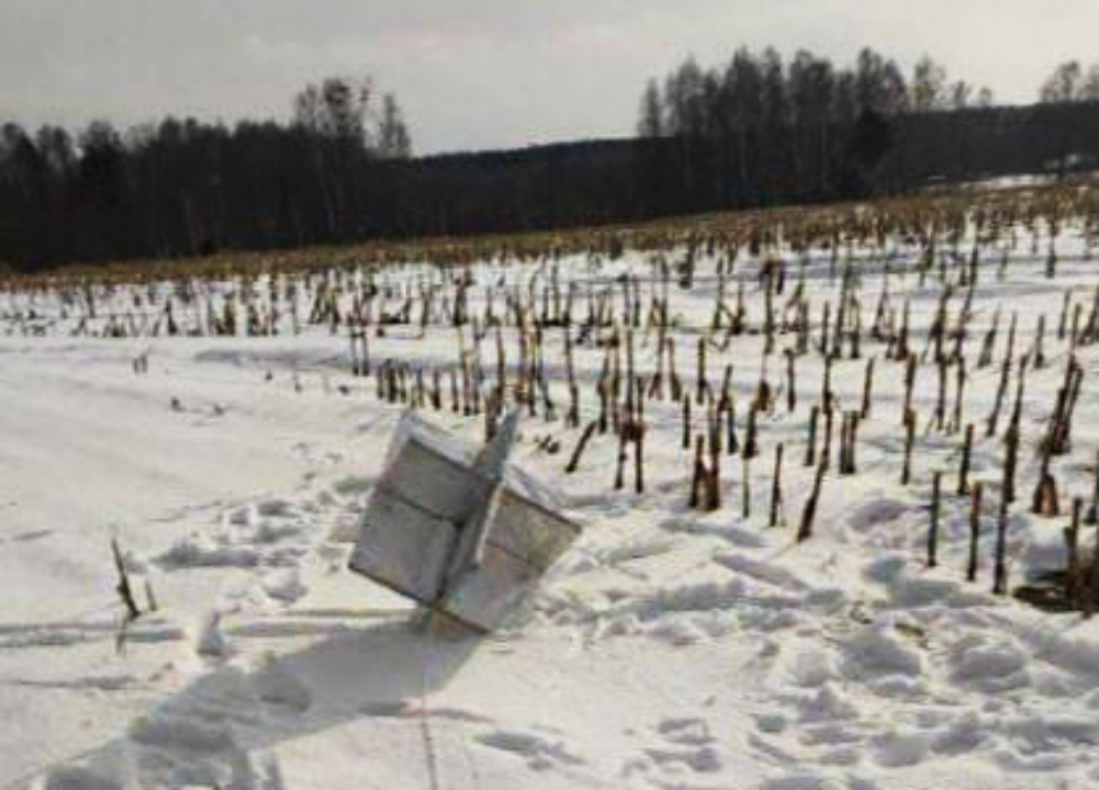 Військові показали залишки збитої ворожої кулі / Фото: ЗСУ Збита над Київською областю повітряна куля росіян