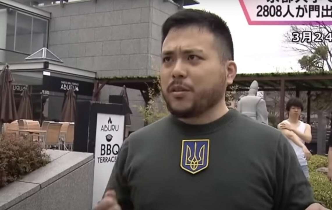 В Японії студент прийшов в університет у образі Зеленського. Фото: Скриншот відео Зеленський Японія